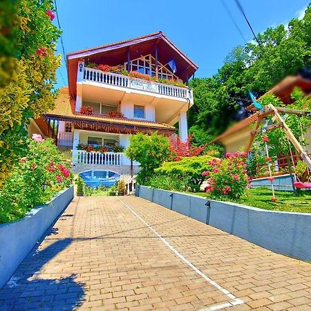 Отель Casa Giulia Бэи­ле-Олэ­неш­ти Экстерьер фото