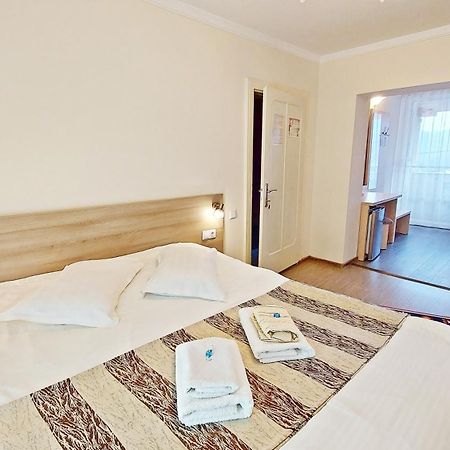 Отель Casa Giulia Бэи­ле-Олэ­неш­ти Экстерьер фото