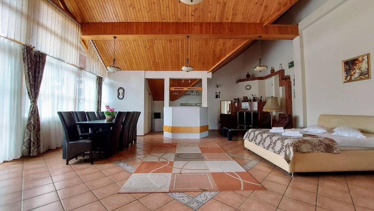 Отель Casa Giulia Бэи­ле-Олэ­неш­ти Экстерьер фото