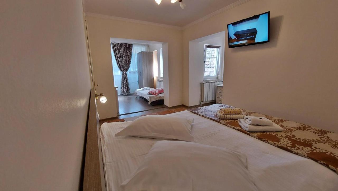 Отель Casa Giulia Бэи­ле-Олэ­неш­ти Экстерьер фото