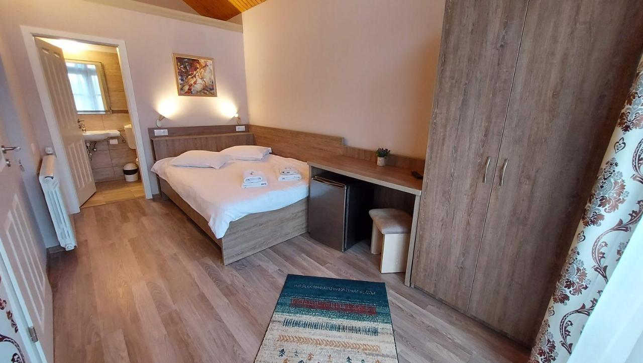 Отель Casa Giulia Бэи­ле-Олэ­неш­ти Экстерьер фото